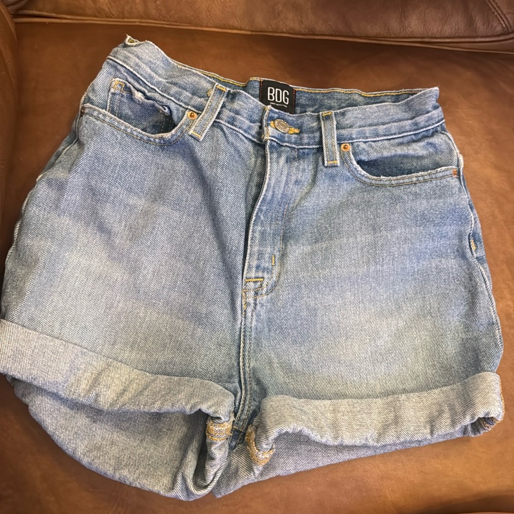 BDG Mom rise Denim Short in Indigo